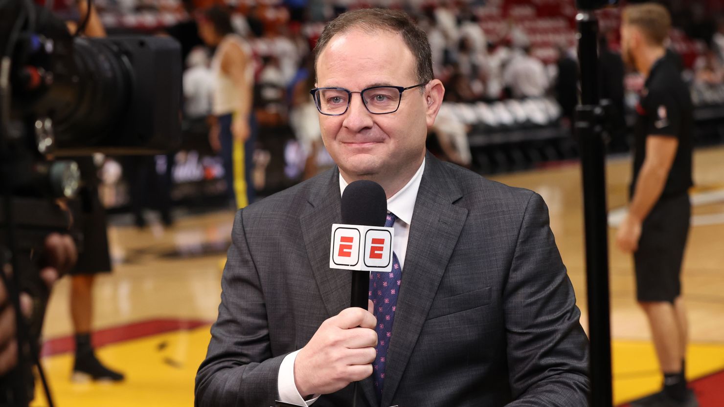 ESPN 著名记者 Adrian Wojnarowski 刚刚在社媒上宣布退休，结束自己30年的记者生涯。