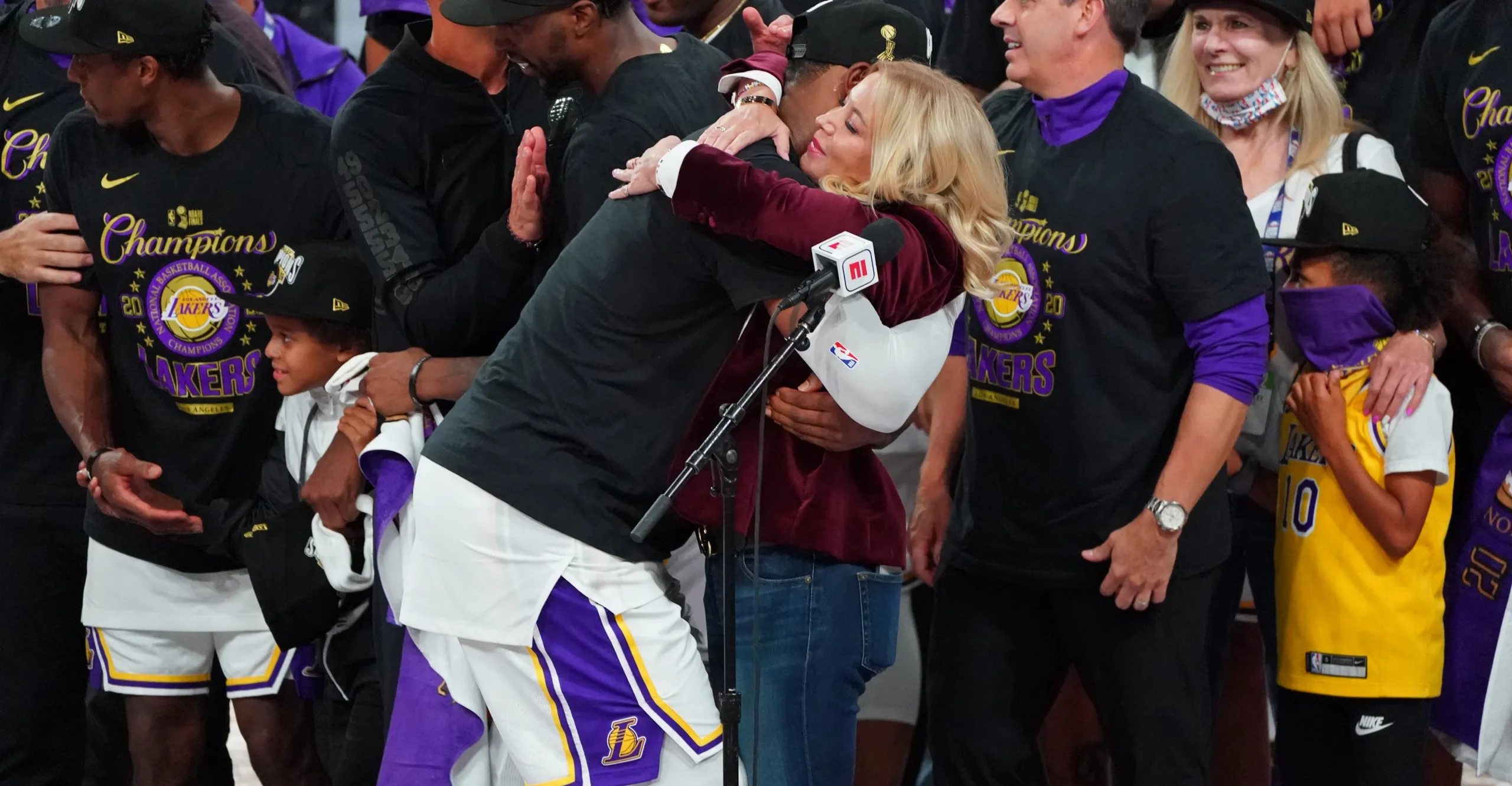 珍妮巴斯不再把詹姆斯视作 NBA 湖人救世主