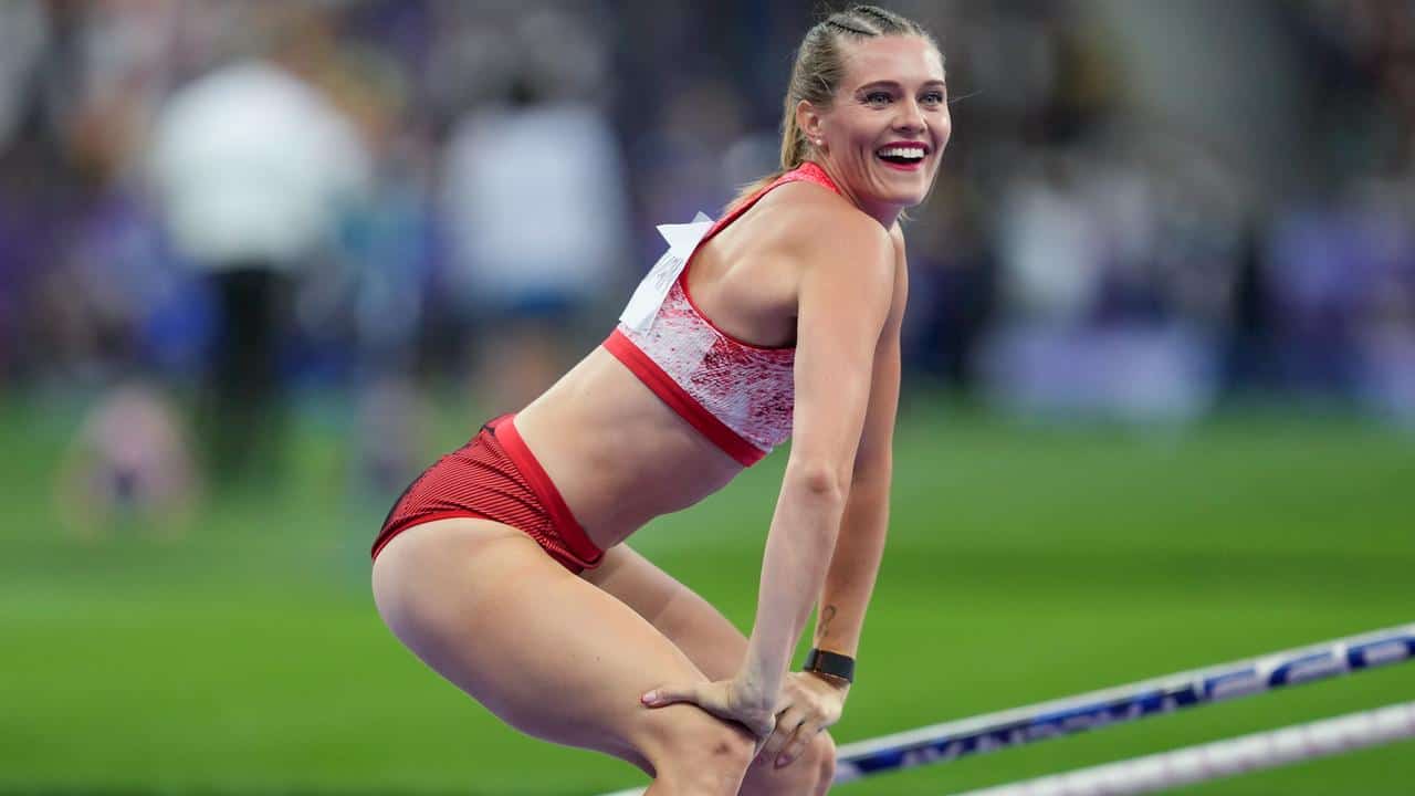 加拿大撑竿跳高美女 Alysha Newman 夺铜电臀舞一扭成名