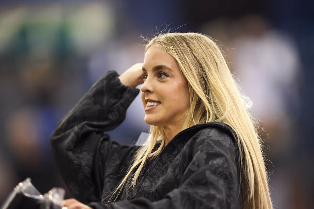 奥运冠军田径 美女 Keely Hodgkinson以大胆装扮惊艳粉丝