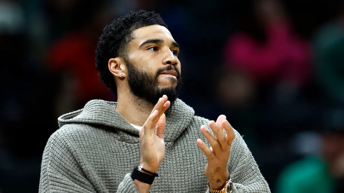 根据 NBA 名记Shams Charania报道，塔图姆将在本赛季回归，他可能在周六对阵独行侠上演赛季首秀。距离塔图姆跟腱修复手术不超过10个月的时间，他就即将迎来正式复出。