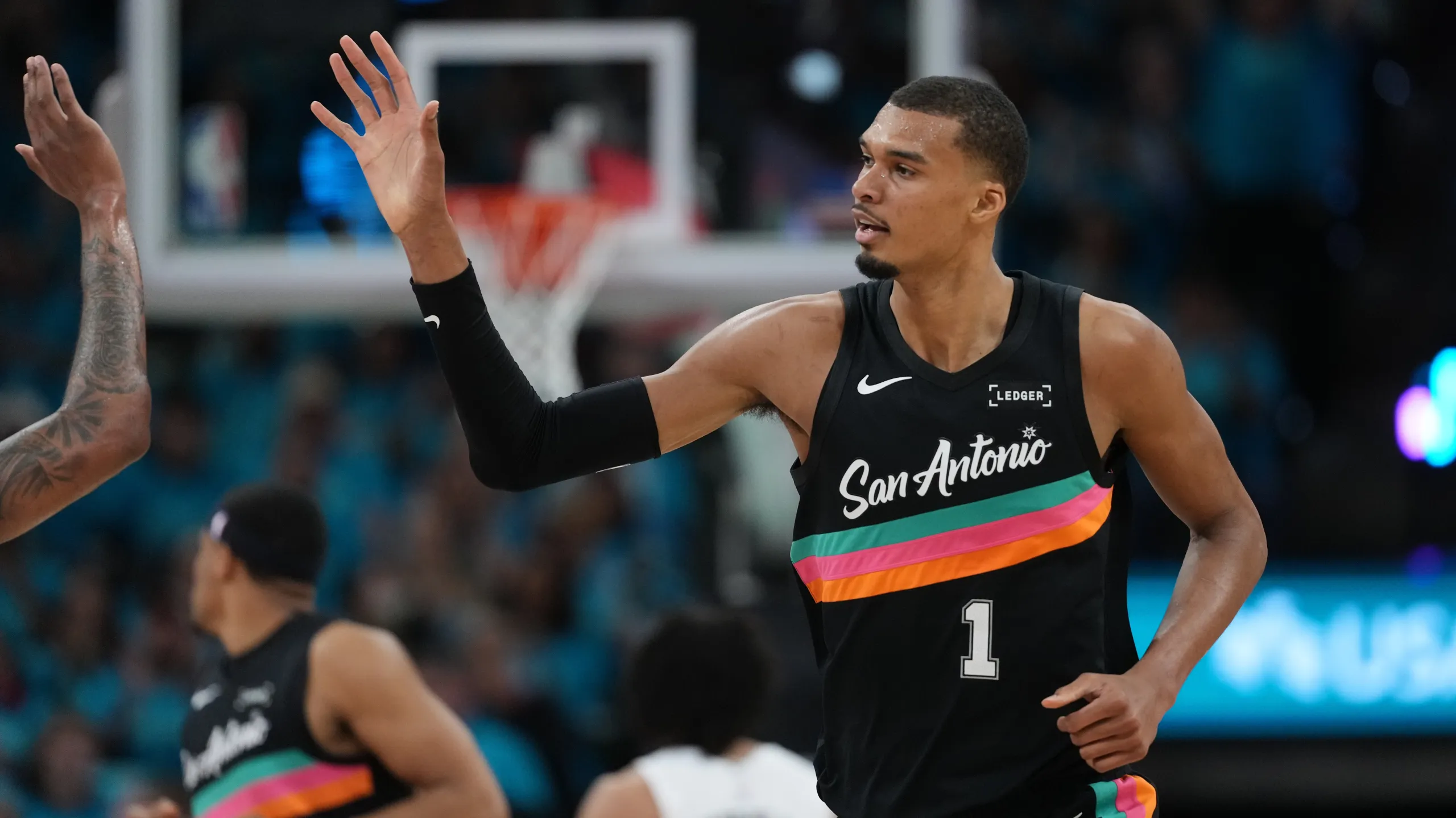 文班亚马全票当选 NBA 本赛季最佳防守球员