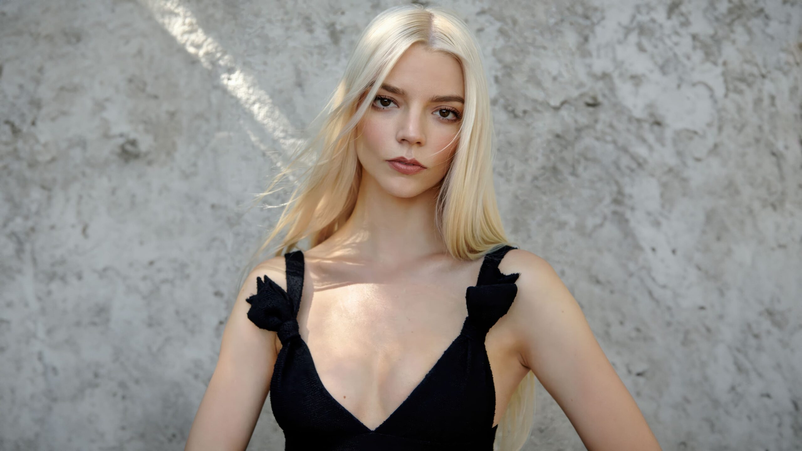 Anya Taylor-Joy 在 F1 大奖赛上尽显复古皮革魅力