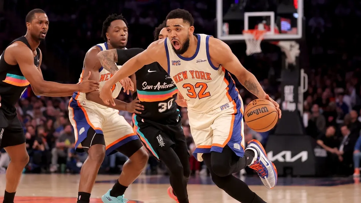 NBA 总决赛尼克斯客场战胜马刺豪取了季后赛12连胜