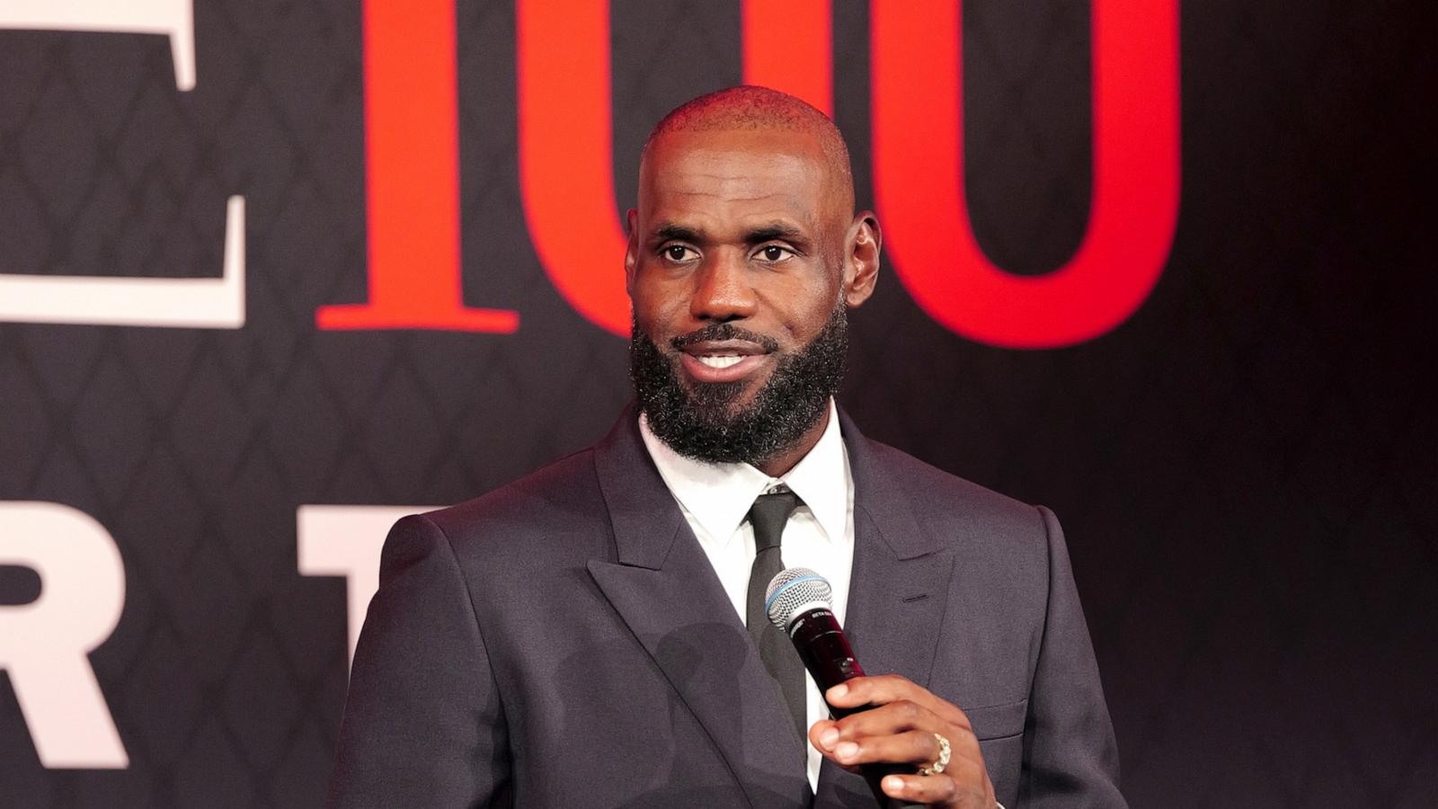 NBA 76人正式签下詹姆斯